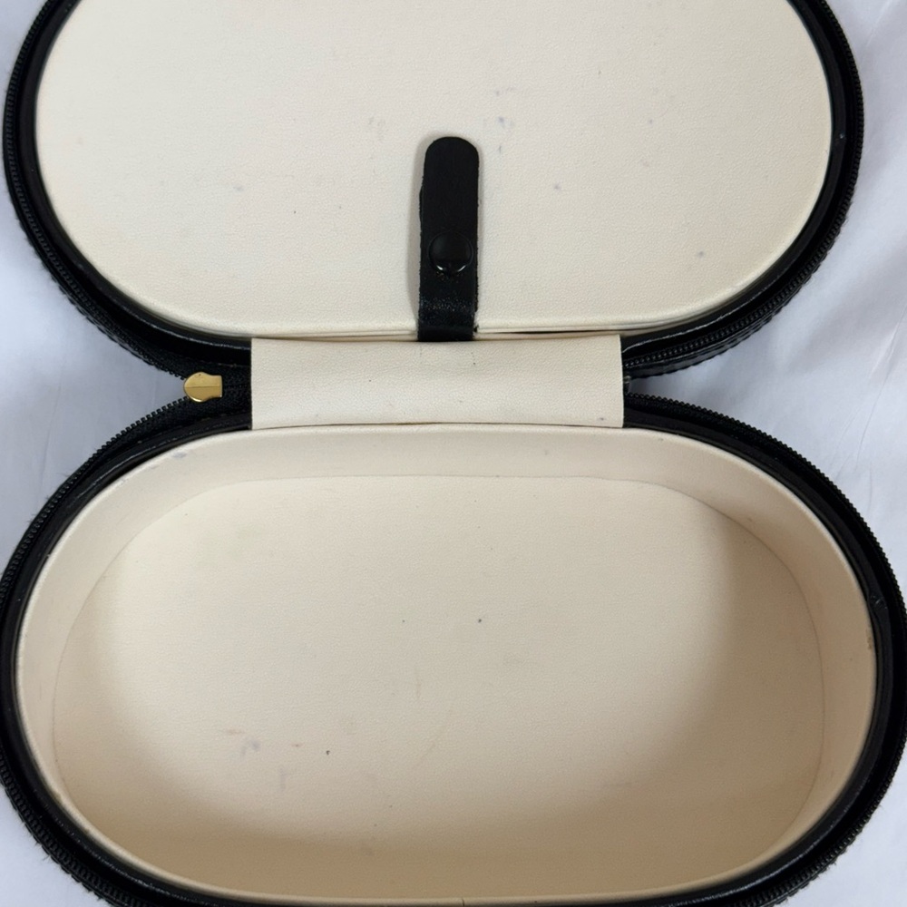 Wolf Heritage Oval Jewelry Zip Case, genuine leather. - Picture 3 of 14